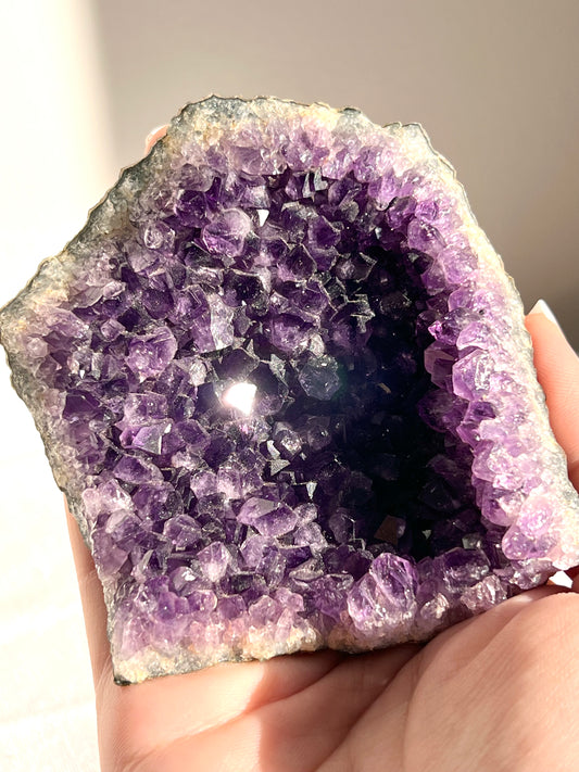 Amethyst Freeform Cutbase 253 g - Zoee Crystals